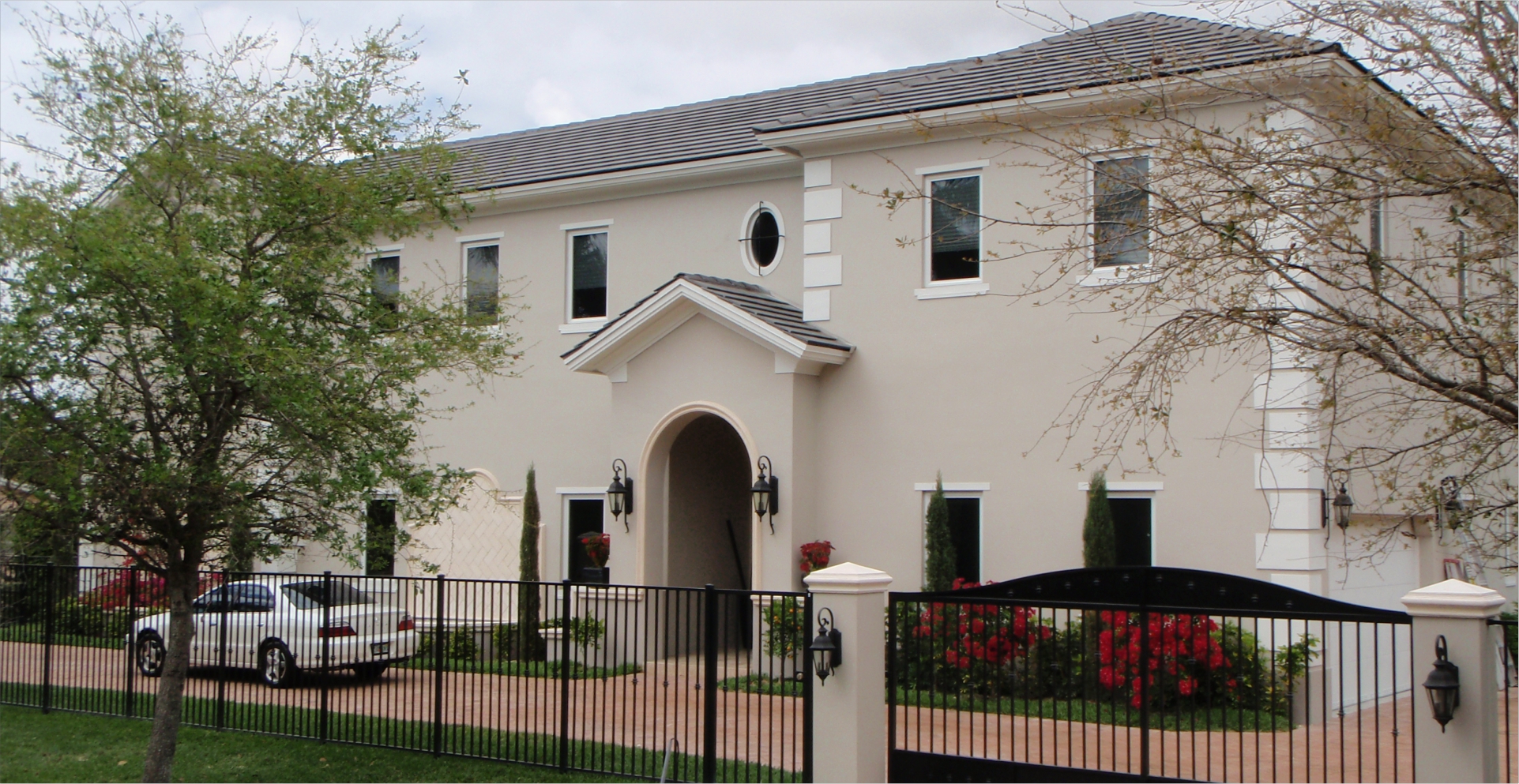 Amazing luxury home in Miami with modern architecture, large windows and a great pool area.